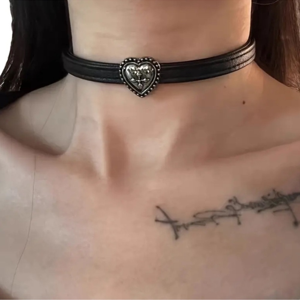 NEW! Heart Pendant Black Choker Necklace. 🖤 A1-38